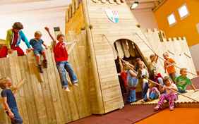 Drinnen locken 600 qm Aktivbereich mit Ritterburg, Tennis, Billiard, etc.